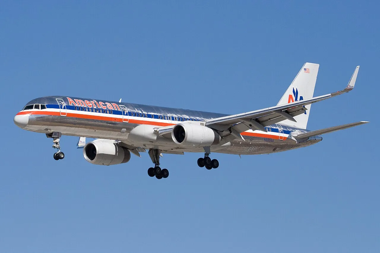 An American Airlines Boeing 757-200 on final approach.